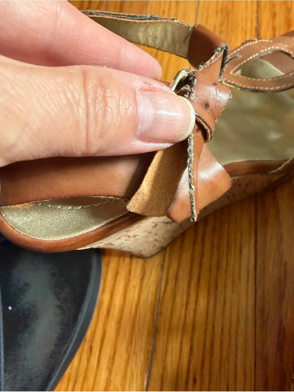 Guess tan vegan Leather T-Strap Wedge Sandals size 7